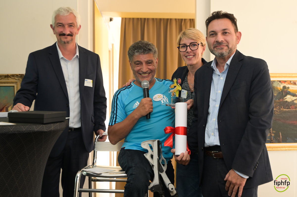 Equipe du centre hospitalier de Carpentras aux côtés d'Adda Abdelli et Thierry Allemand
