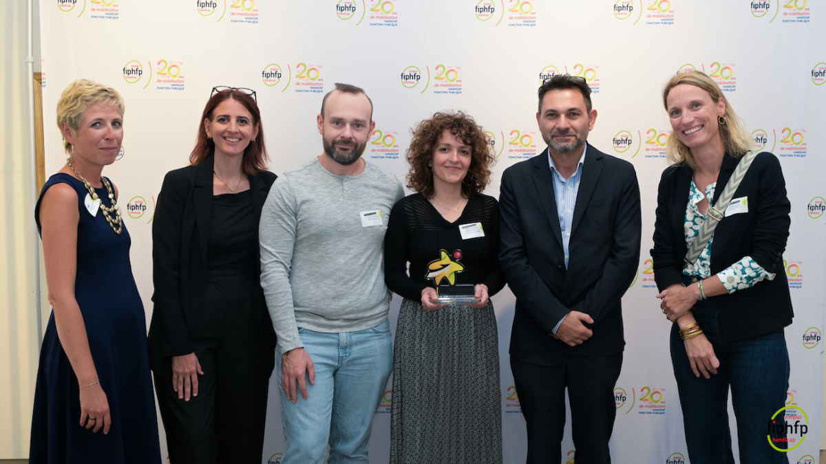 Equipe du département des Bouches du Rhône, lauréate du coup de coeur du public aux côtés de Séverine Baudoin, directrice adjointe du FIPHFP