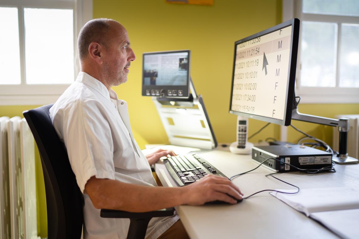 image d'une personne consultant son ordinateur