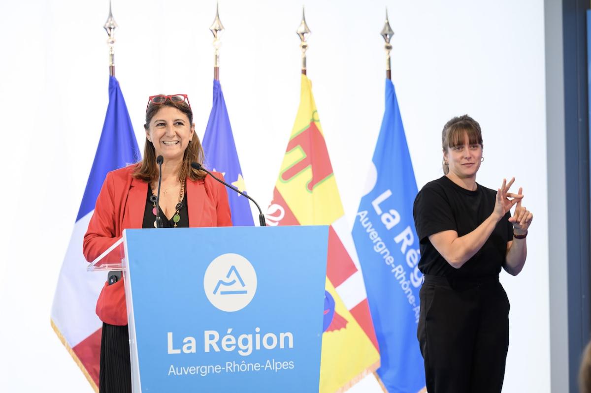 Photographie de Sandrine Chaix lors de son discours