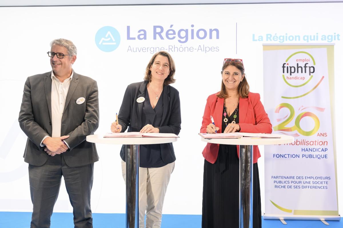 Photographie réalisée dans le cadre de la signature de la nouvelle convention entre le FIPHFP et la Région Auvergne-Rhône-Alpes
