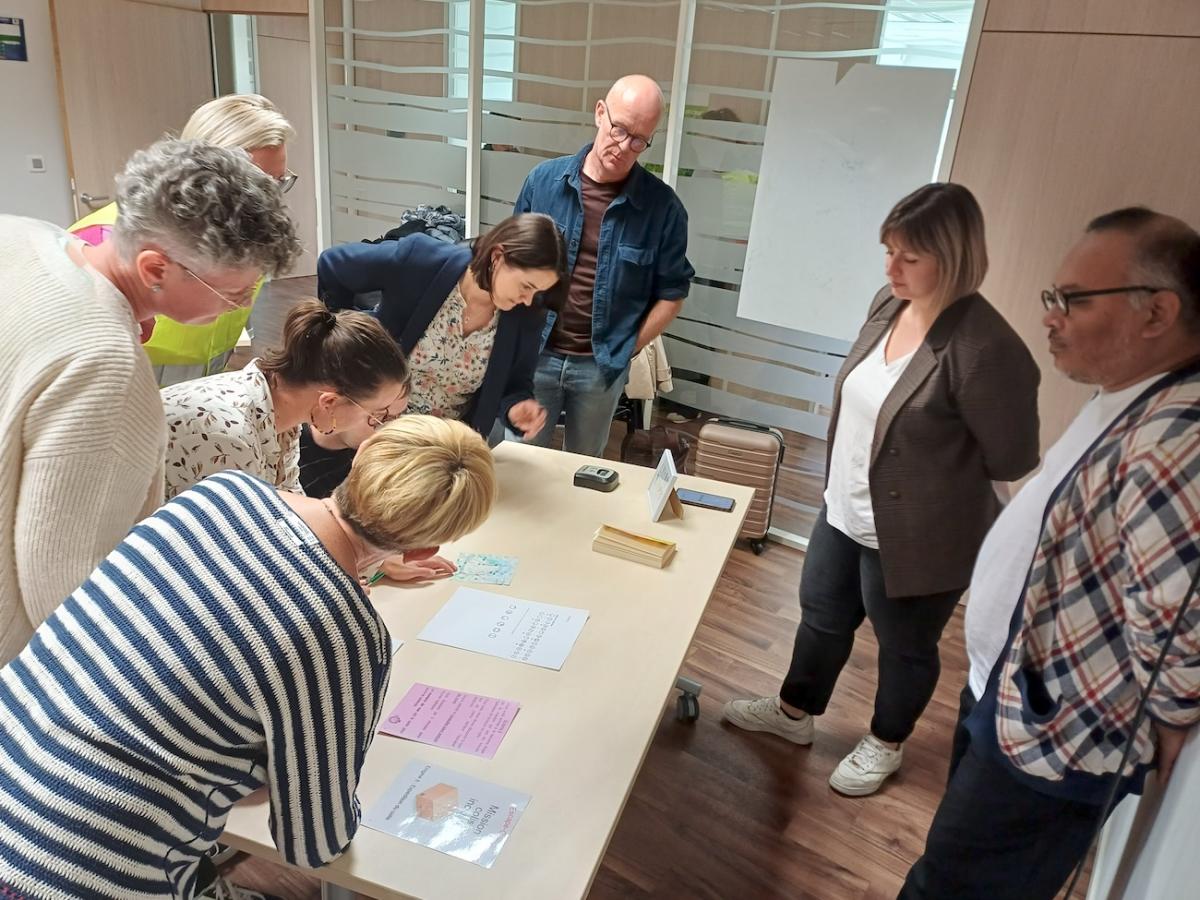 Participants à la rencontre de Coquelles autour d'une table