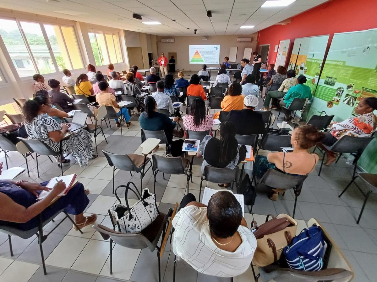 Vue du fond de la salle de l'ensemble des participants à la journée du 23 septembre