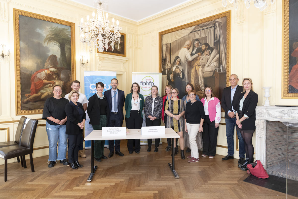 Ensemble des participants à la signature de convention entre le FIPHFP et le CHU de Rouen