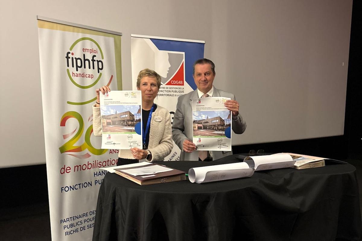 Séverine Baudouin, directrice adjointe du FIPHFP, et Laurent Suau, président du Département de la Lozère, montrant la convention signée