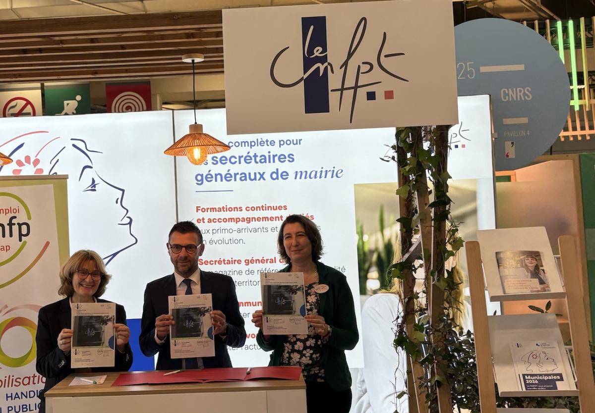 Photo des trois signataires de la convention - de gauche à droite : Françoise Descamps-Crosnier, Yohann Nédélec et Marine Neuville