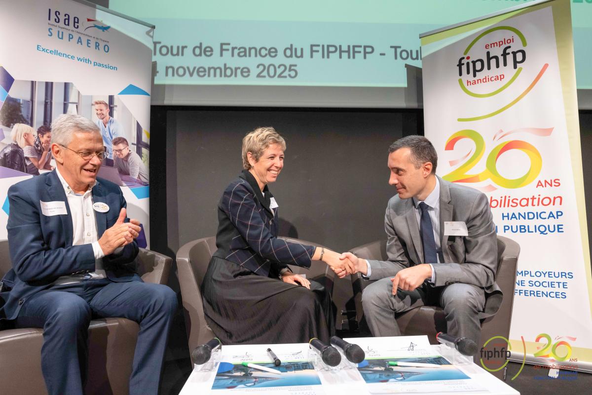 Photographie des signataires en train de se serrer la main