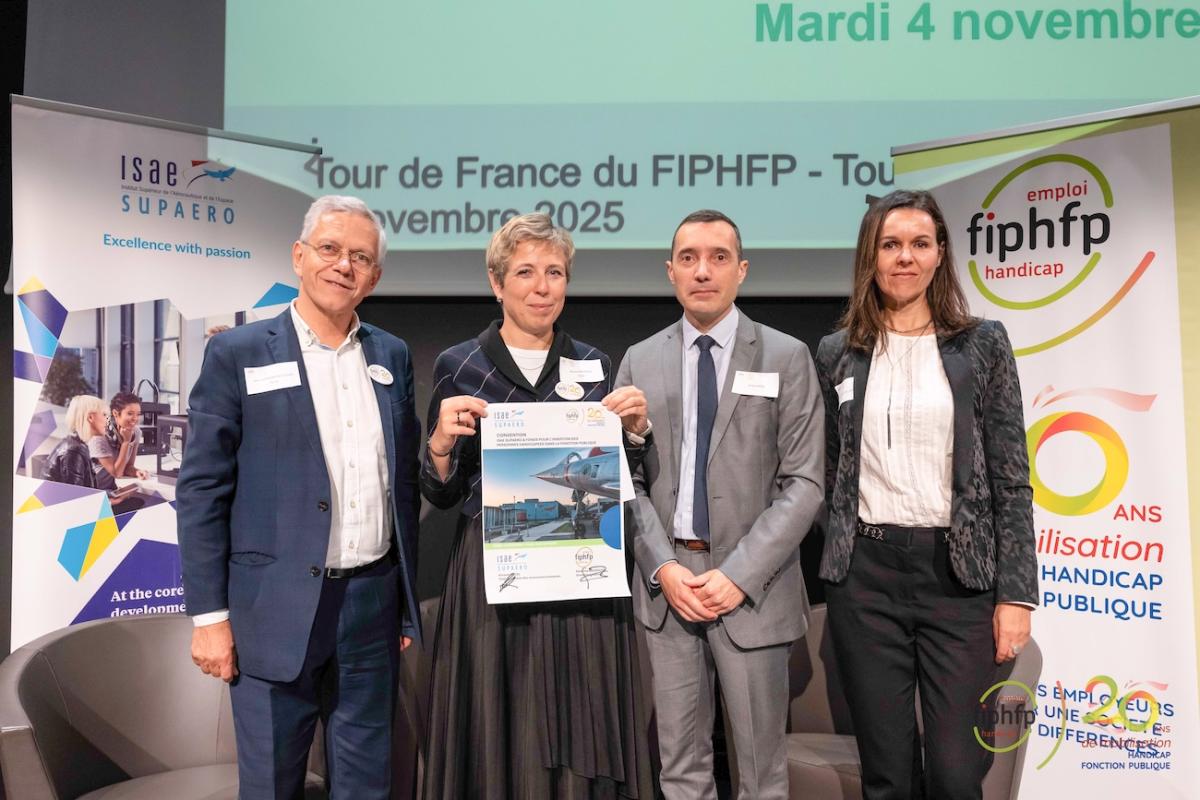 Photographie réalisée lors de la signature de la convention