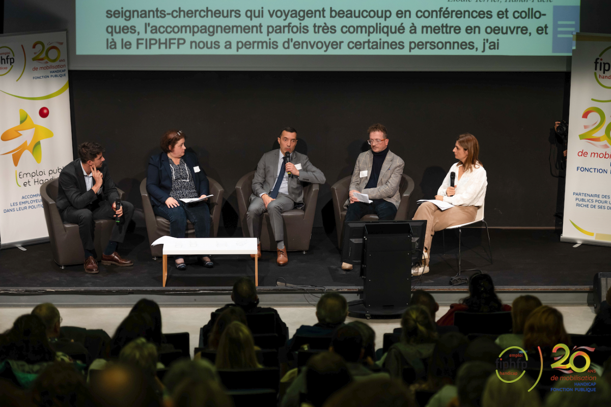 Vue des intervenants la troisième table ronde de témoignages d'employeurs publics