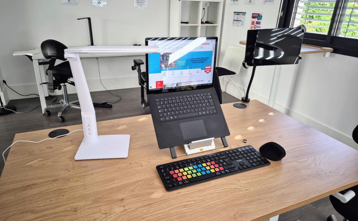 Photo d'un écran avec une loupe et un clavier adapté