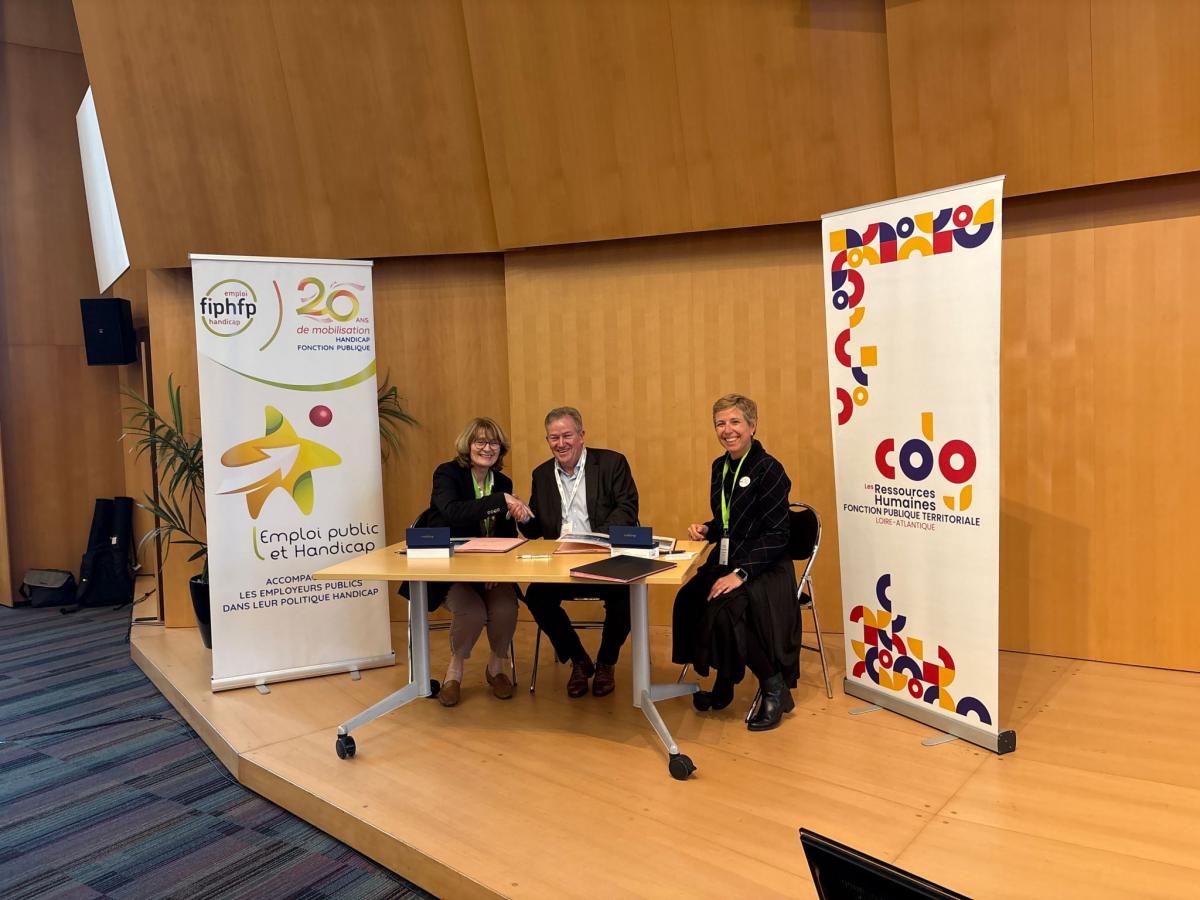 Photographie des signataires de la convention entre le FIPHFP et le CDG44