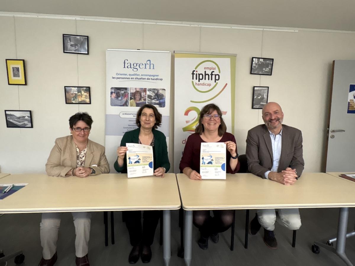 Photographie des signataires de la convention entre la Fagerh et le FIPHFP