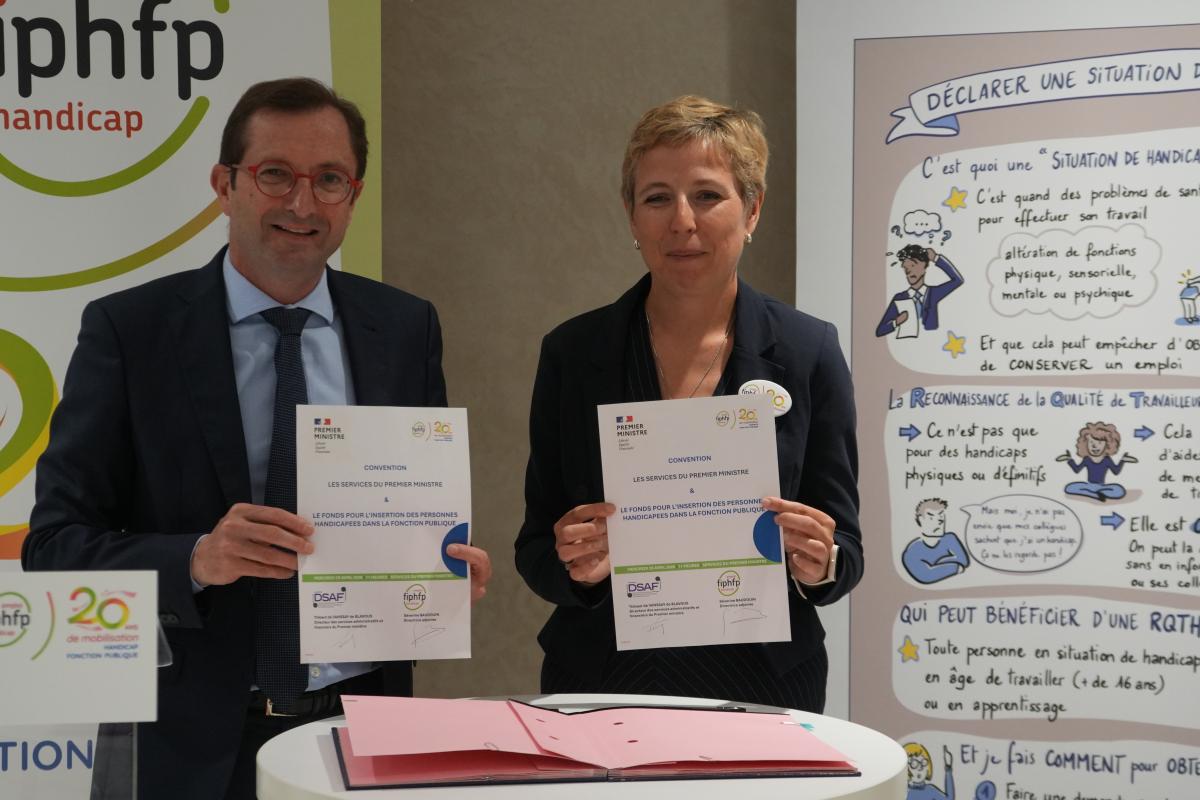Photographie des signataires de la convention entre le FIPHFP et les Services du Premier Ministre