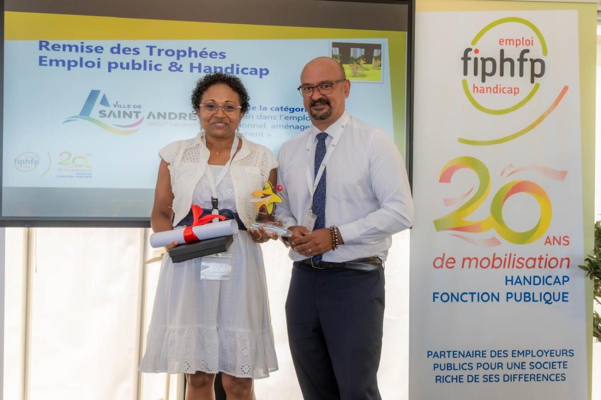 Représentante de la Mairie de Saint-André, lauréate du trophée dans la catégorie maintien dans l'emploi, aux côtés de Frédéric Sautron, sous-préfet de l'île de la Réunion