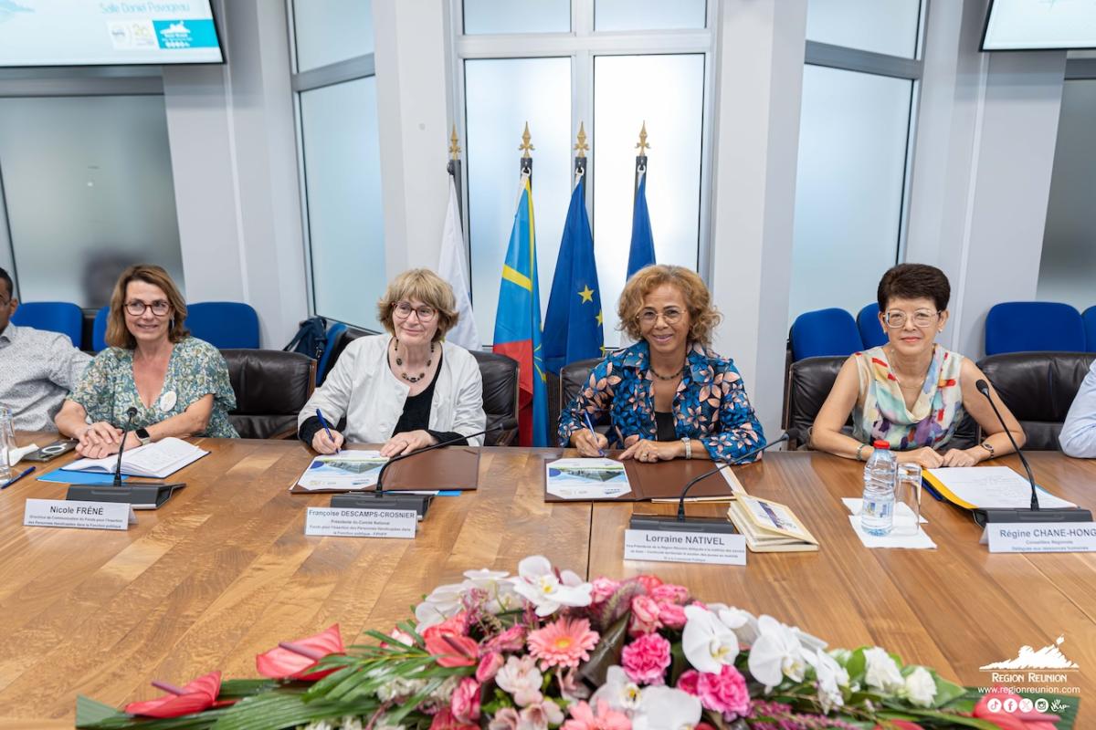 Photos des signataires de la convention entre le FIPHFP et la région de la Réunion avec au centre Françoise Descamps Crosnier, présidente du Comité national du FIPHFP, et Lorraine Nativel, vice-présidente de la région