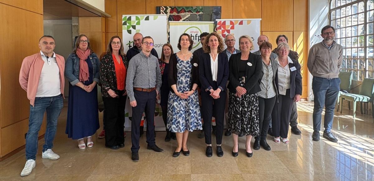 L'ensemble des participants à la signature de convention