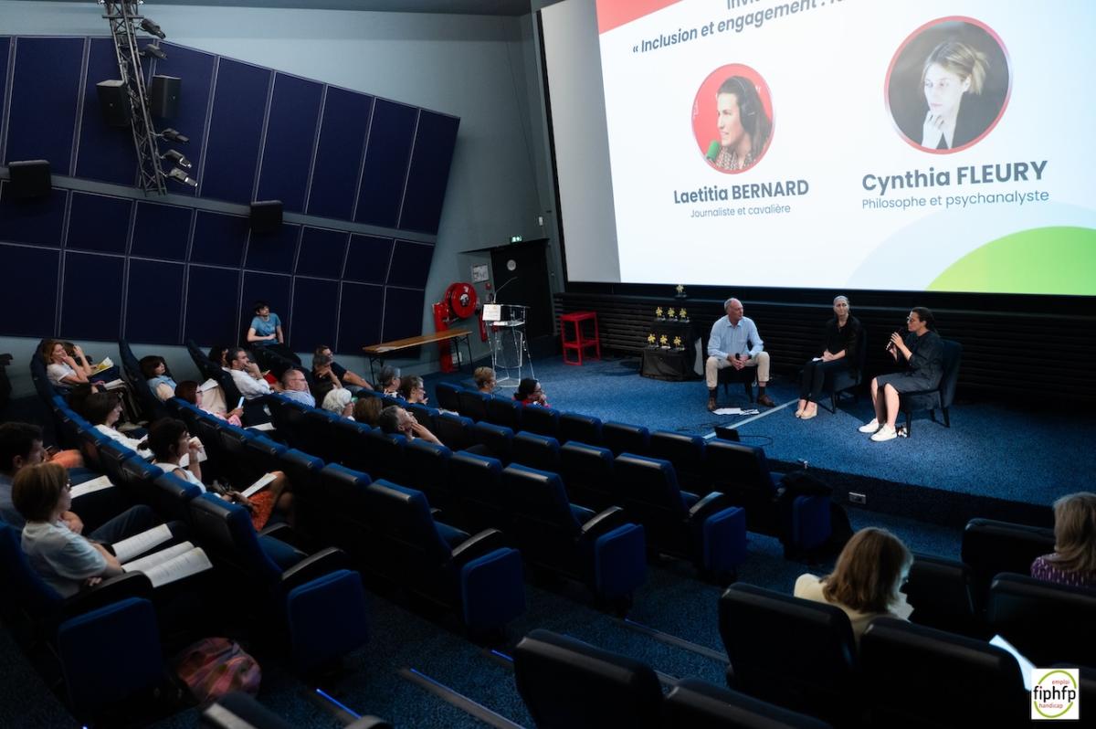 Table ronde rassemblant sur scène Laetitia Bernard et Cynthia Fleury