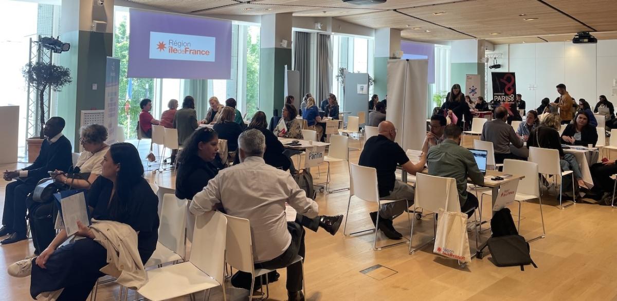 Stands du forum emploi organisé le 21 mai en Île-de-France