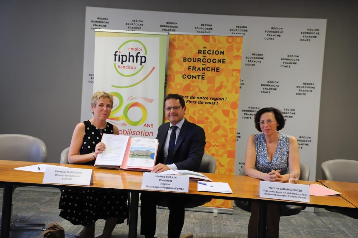 Signataires de la convention entre le FIPHFP et la région Bourgogne-Franche-Comté (Séverine Baudouin, directrice adjointe du FIPHFP à gauche)