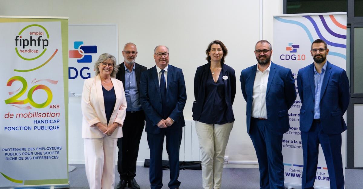 Marine Neuville au centre des participants à la signature de convention entre le FIPHFP et le CDG de l'Aube