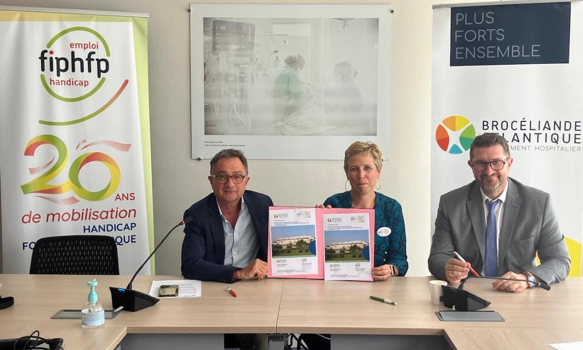 Signataires de la convention dont Séverine Baudouin, directrice adjointe du FIPHFP, au centre