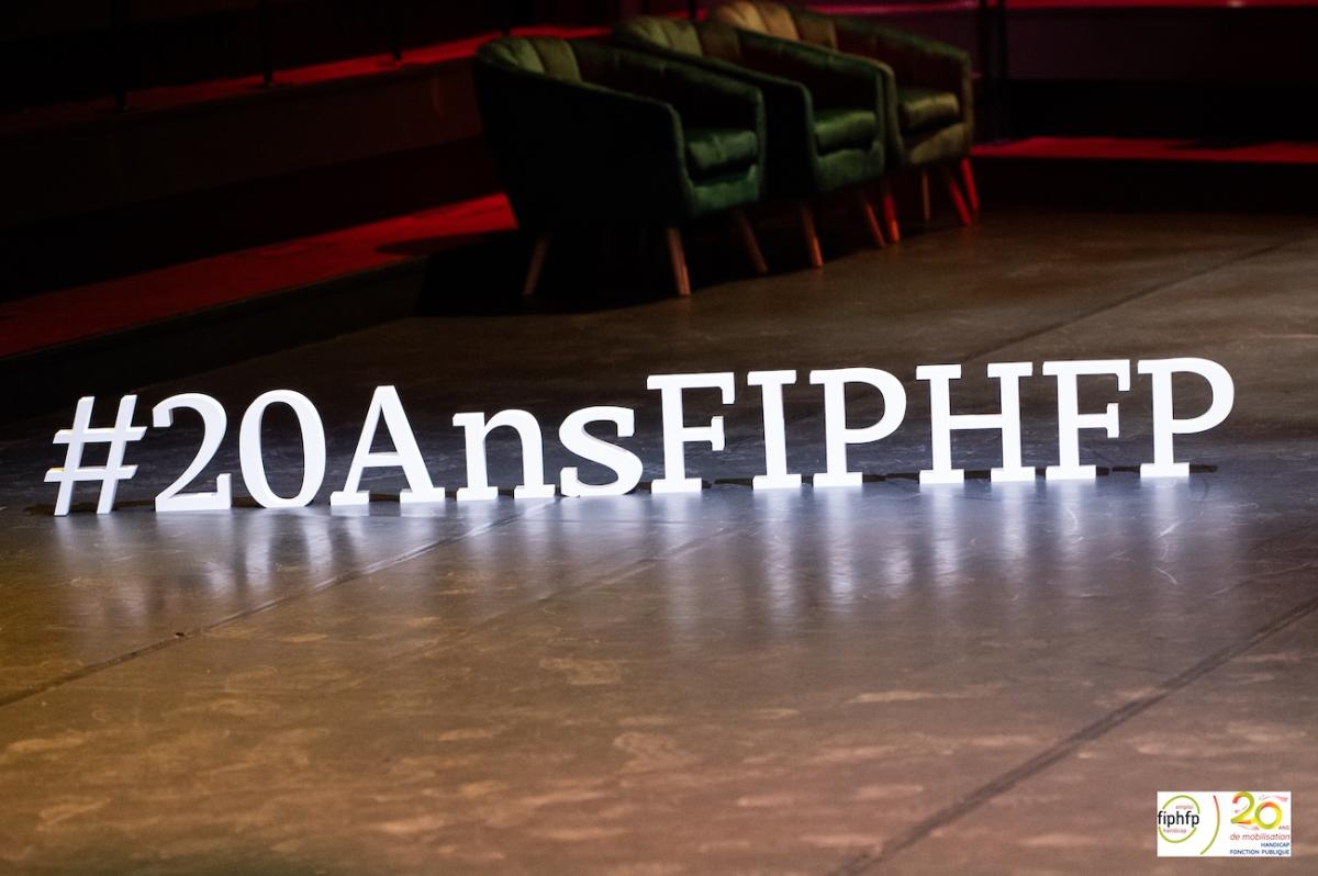 Lettres imprimées via une imprimante droite et indiquant #20 ans du FIPHFP