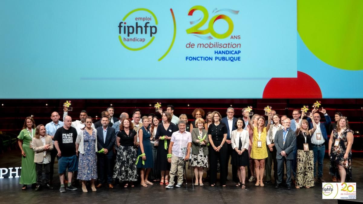 Ensemble des lauréats des trophées, accompagnés des membres du jury et de l'équipe du FIPHFP