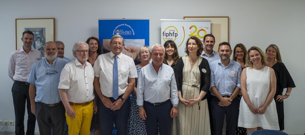 Ensemble des participantes et des participants à la signature de convention, avec Marine Neuville, directrice du FIPHFP au centre
