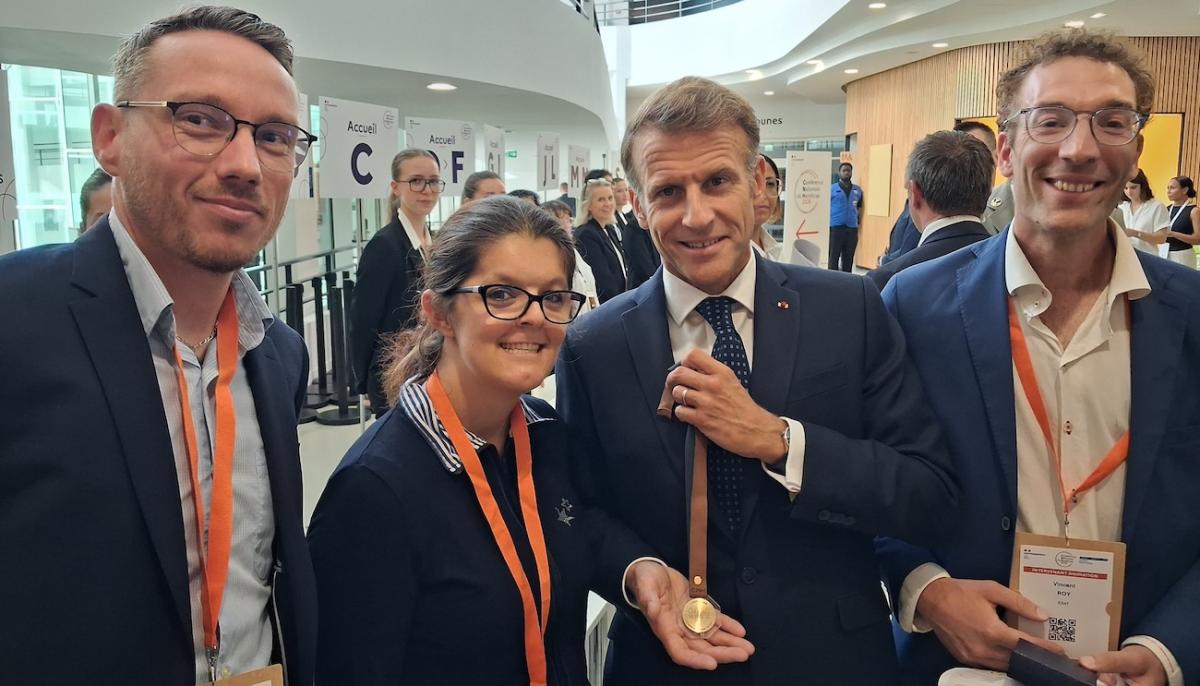 Photo des personnes présentes à l'événement en compagnie d'Emmanuel Macron, président de la République