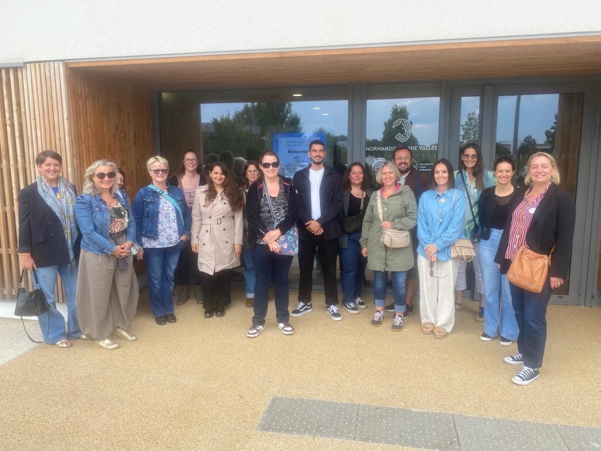 Photo de groupe réalisée lors de la journée HandiForm devant un batîment