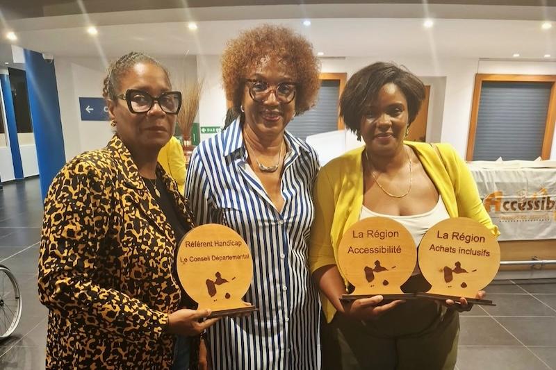 Nadine Montbrun, directrice teritoriale handicap du FIPHFP en Guadeloupe, aux côtés de deux lauréates