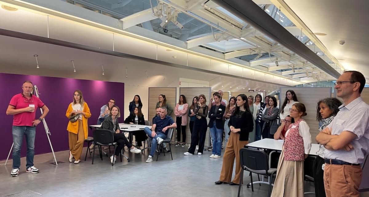 Ensemble des participants regardant la présentation