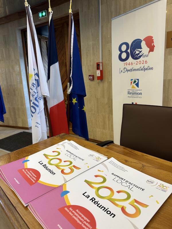 Exemplaires du rapport local La réunion du FIPHFP posés sur une table