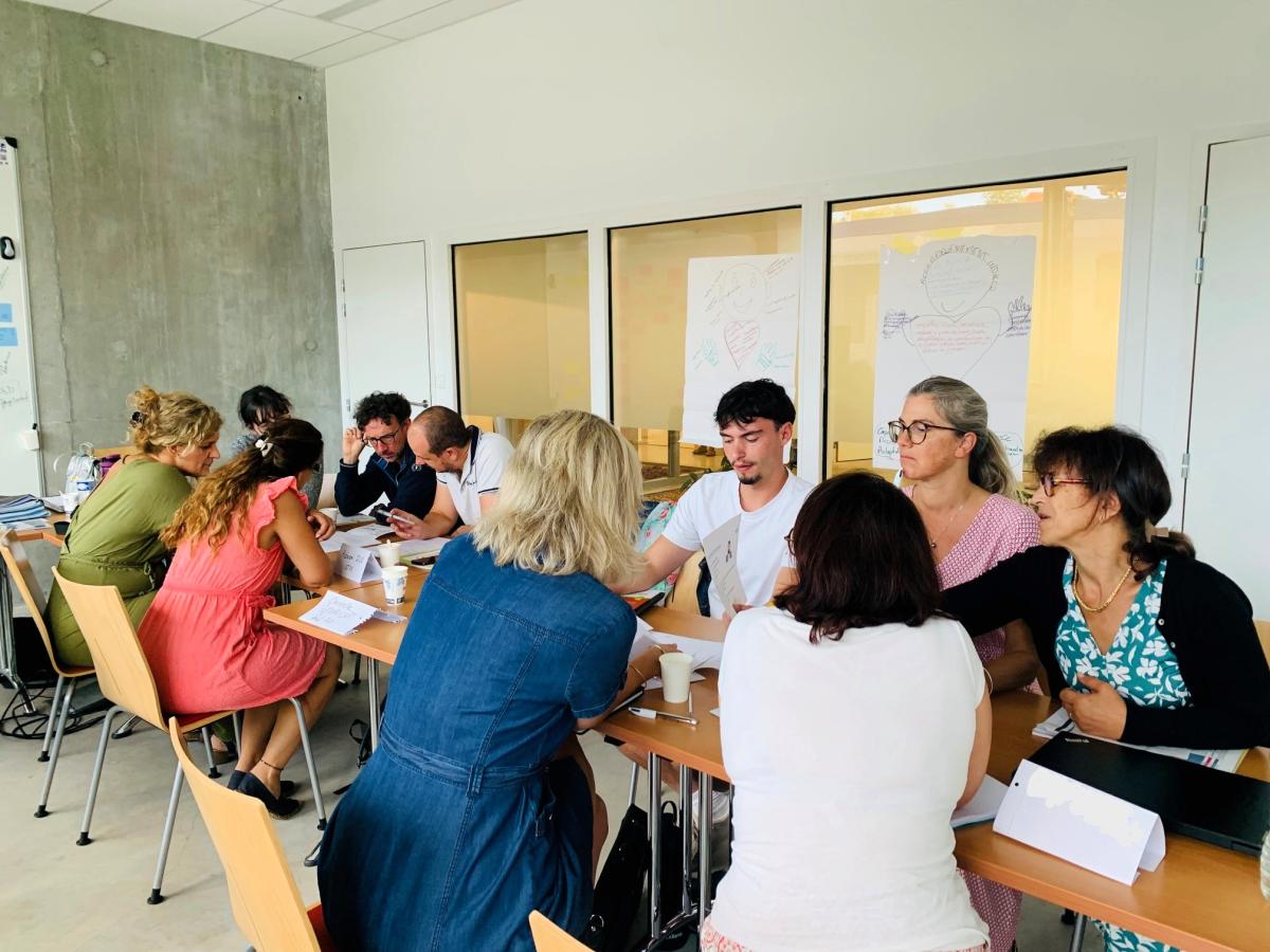participants en train de travailler et d'échanger